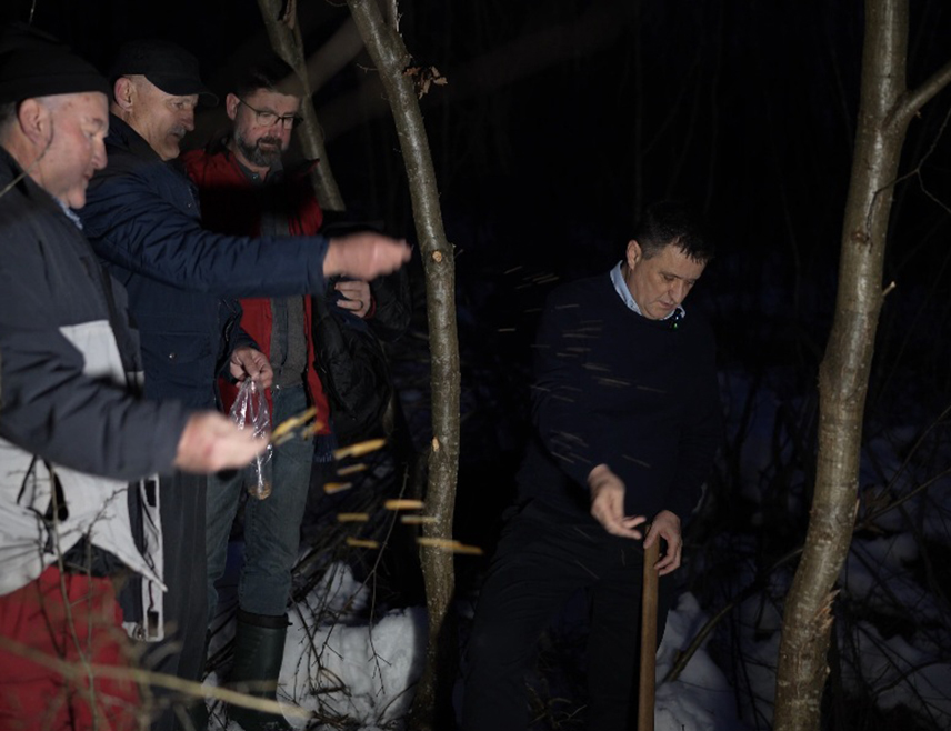 БАЊАЛУКА, 6. ЈАНУАРА /СРНА/ - Предсједник Градског одбора СНСД-а Бањалука Владо Ђајић са сарадницима и мјештанима насеља Врбања јутрос је био у сјечи бадњака, те је свима пожелио да Божић прославе са својим најближима у љубави и миру.