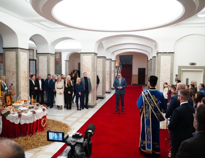 БЕОГРАД, 6. ЈАНУАРА /СРНА/ - Предсједник Србије Александар Вучић унио је у присуству малишана из Румуније и Црне Горе бадњак у зграду Председништва, поручивши да је поносан на то што се Србија из те зграде борила за српски народ, посебно на Косову и Метохији, што ће чинити и убудуће, те честитао 9. јануар, Дан Републике Српске.