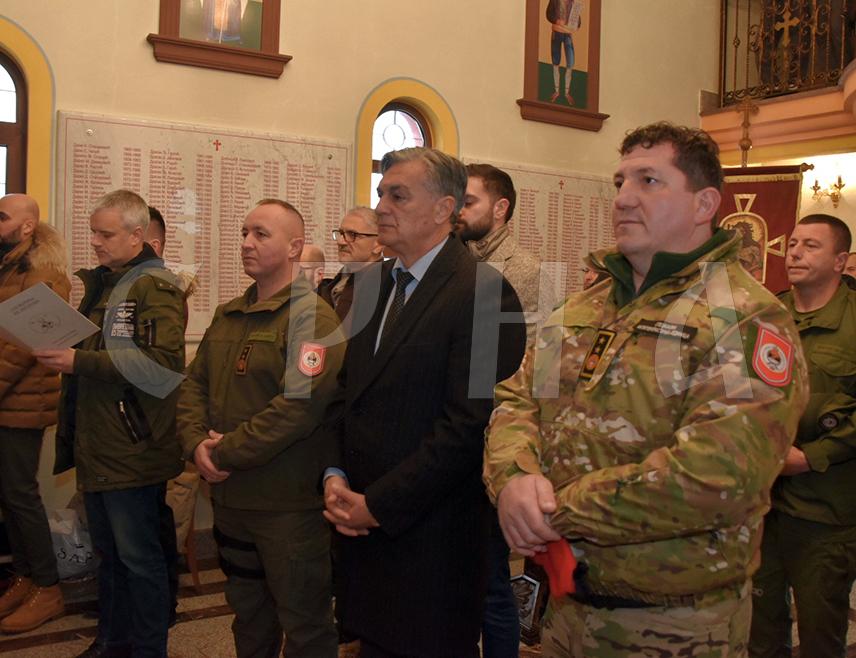 БАЊАЛУКА, 6. ЈАНУАРА /СРНА/ - У Цркви Светог Арханглеа Михаила у Центру за обуку Министарства унутрашњих послова /МУП/ Републике Српске у Залужанима код Бањалуке јутрос је на Бадњи дан служена литургија којој је присуствовао и министар унутрашњих послова Републике Српске Синиша Каран.