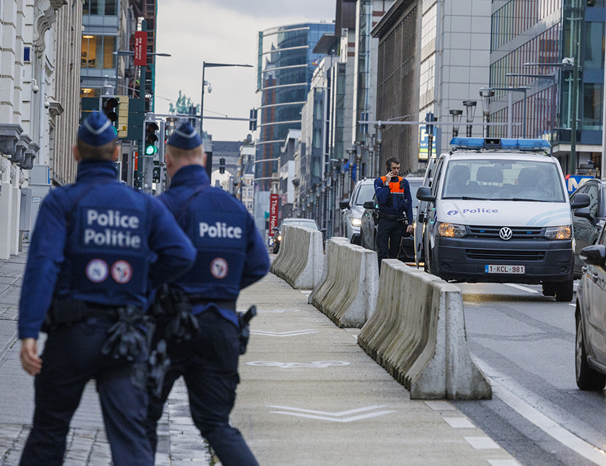 БРИСЕЛ, 6. ЈАНУАРА /СРНА/ - Премијер Белгије Александер де Кро саопштио је да су припадници белгијске полиције ухапсили мушкарца наоружаног ножем испред његовог кабинета у Бриселу.