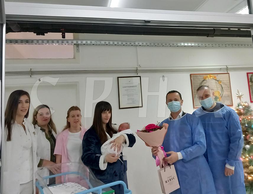 ТРЕБИЊЕ, 6. ЈАНУАРА /СРНА/ - Градоначелник Требиња Мирко Ћурић даривао је данас златником прворођену бебу у 2025. години, дјечака Василија Вица.