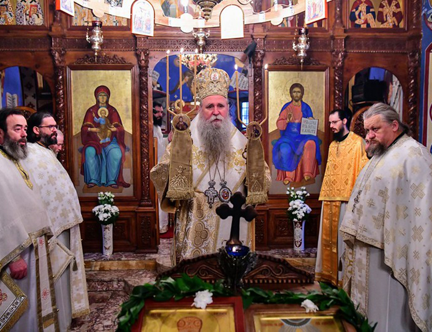 ПОДГОРИЦА, 6. ЈАНУАРА /СРНА/ - Његово високопреосвештенство митрополит црногорско-приморски Јоаникије служио је  на Бадњи дан Свету архијерејску литургију у Цркви Свете Тројице у манастиру Острогу.