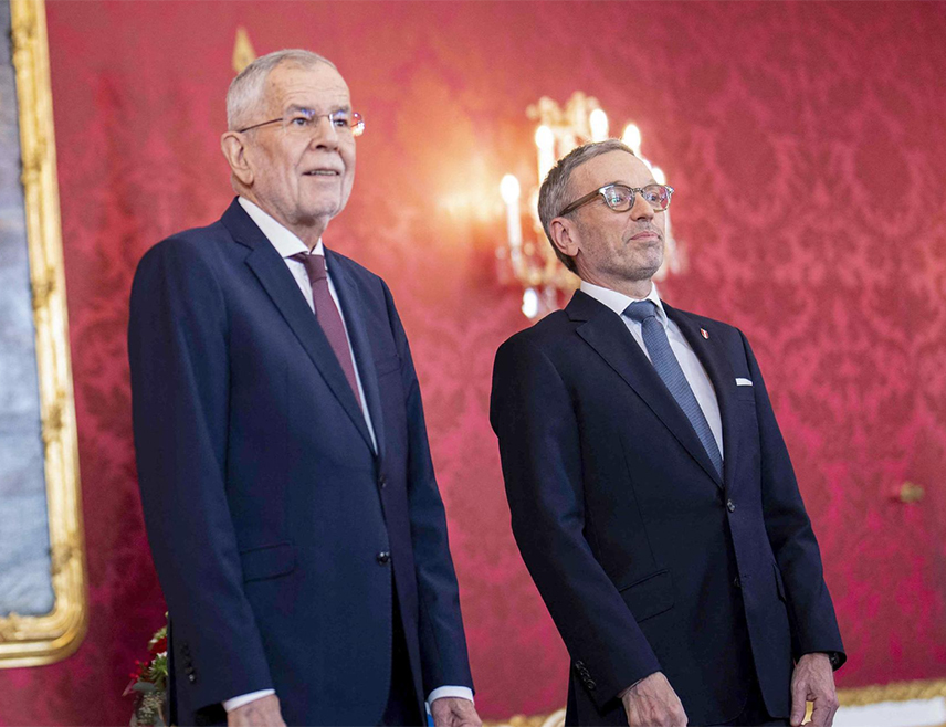 БЕЧ, 6. ЈАНУАРА /СРНА-Ројтерс/ - Аустријски предсједник Александер Ван дер Белен изјавио је да је дао мандат лидеру Слободарске партије /ФПО/ Херберу Киклу да формира коалициону владу.