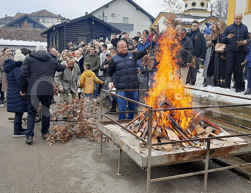 ПРЊАВОР, 6. ЈАНУАРА /СРНА/ - Колоне возила окићене бадњацима од раних јутарњих часова обилазe села, градска и приградска насеља на подручју Прњаворa гдје их са радошћу дочекују суграђани, међу којима је велики број дјеце.