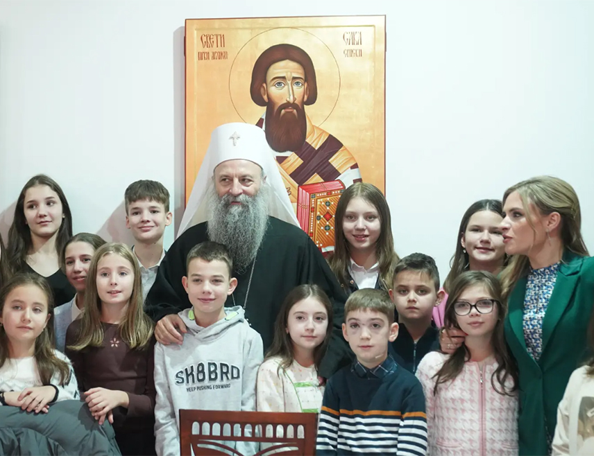 БЕОГРАД, 6. ЈАНУАРА /СРНА/ - Његова светост патријарх српски Порфирије угостио је данас српску дјецу из Црне Горе и Румуније у парохијском дому Храма Светог Саве на Врачару, те их позвао да праштају једни другима.