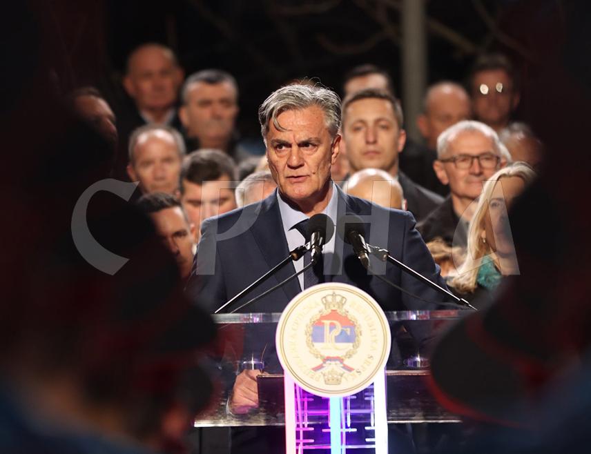 БАЊАЛУКА, 9. ЈАНУАРА /СРНА/ - Министар унутрашњих послова Републике Српске Синиша Каран истакао је да Република Српска данас слави своју државност, уз неизмјерну захвалност свим херојима који су учествовали у њеној одбрани, а нарочито онима који су остали на вјечној стражи.