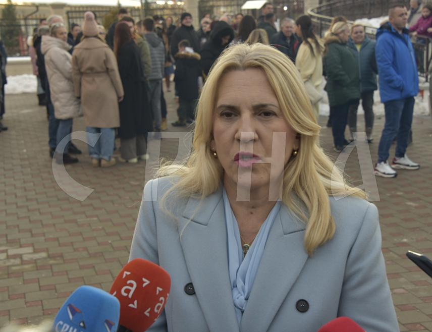 БАЊАЛУКА, 6. ДЕЦЕМБРА /СРНА/ - Српски члан и предсједавајућа Предсједништва Бих Жељка Цвијановић изјавила је да су омиљена тема федералних структура смјене СНСД-ових кадрова у заједничким институцијама БиХ и да ће се, сваки пут када то покушају да ураде, негативно одразити на политичку стабилност.