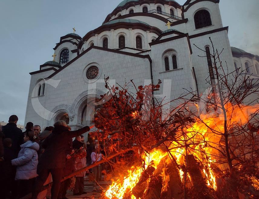 БЕОГРАД, 6. ЈАНУАРА /СРНА/ - Паљењем Бадњака испред Храма Светог Саве на Врачару у Београду, православни вјерници обиљежили су Бадње вече.