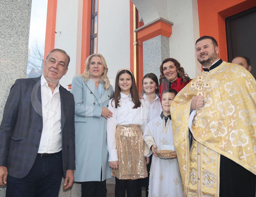 БАЊАЛУКА, 6. ДЕЦЕМБРА /СРНА/ - Бадње вече обиљежено је вечерњим богослужењем о освештањем бадњака у Храму Светог великомученика Георгија у бањалучком насељу Паприковац, којем је присуствовала српски члан и предсједавајућа Предсједништва БиХ Жељка Цвијановић.