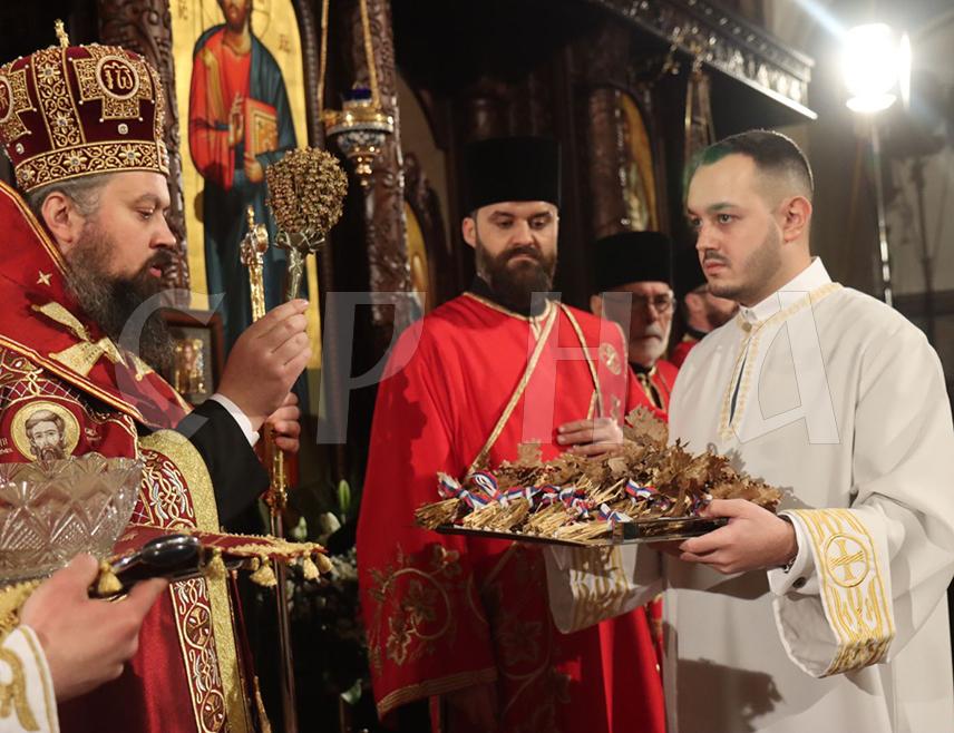 БАЊАЛУКА, 6, ЈАНУАРА /СРНА/ - Бог никада није био ближи човјеку него на Божић, рекао је викарни епископ марчански Сава у Саборном храму Христа Спаситеља у Бањалуци.