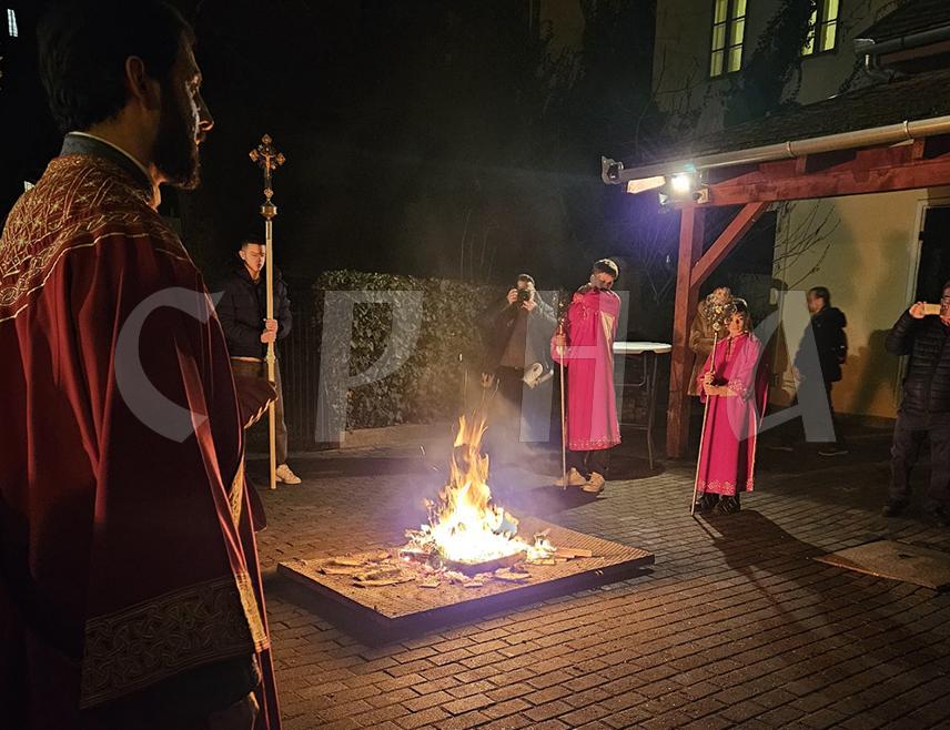 БУДИМПЕШТА, 6. ЈАНУАРА /СРНА/ - У порти Храма Светог великомученика Георгија у Будимпешти, након вечерњег богослужења, обиљежено је Бадње вече и обављено освештање и налагање бадњака.