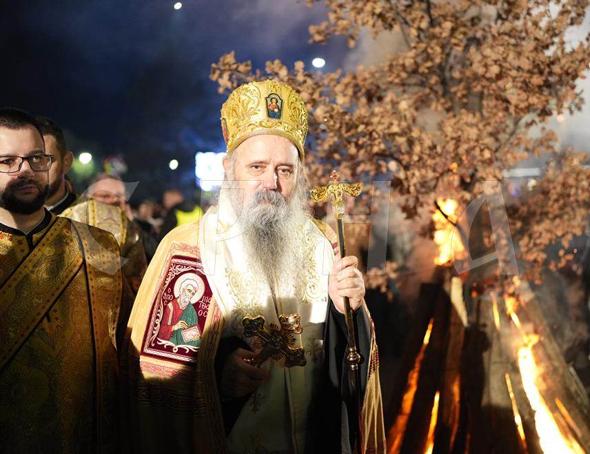 БИЈЕЉИНА, 6. ЈАНУАРА /СРНА/ - Његово високопреосвештенство митрополит зворничко-тузлански Фотије служио је вечерњу службу у Храму Светог Георгија, а потом је литија прошла кроз центар града до Градске управе, гдје је освештан и наложен бадњак.