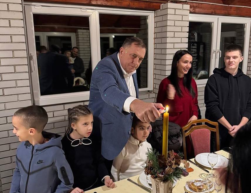 ЛАКТАШИ, 6. ЈАНУАРА /СРНА/ - Предсједник Републике Српске Милорад Додик прославља Бадње вече у кругу породице, а и српском народу је пожелио да га проведу у љубави са најближима.