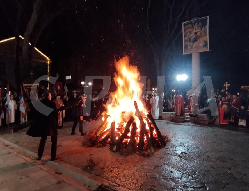 TРЕБИЊЕ, 6. ЈАНУАРА /СРНА/ - На Tргу слободе у Требињу у присуству бројних грађана вечерас су наложени бадњаци, а претходно је у Саборном храму Преображења Господњег служено празнично вечерње.