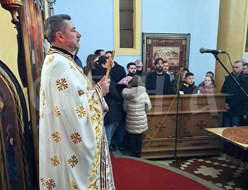 КОТОР ВАРОШ, 7. ЈАНУАРА /СРНА/ - Рађање Богочовјека позива на праву љубав, прожету искреним осјећајем братства међу људима, поручио је архијерејски намјесник которварошки Миленко Нарић, који је јутрос служио божићну литургију у Храму Рођења Пресвете Богородице у Котор Варошу.