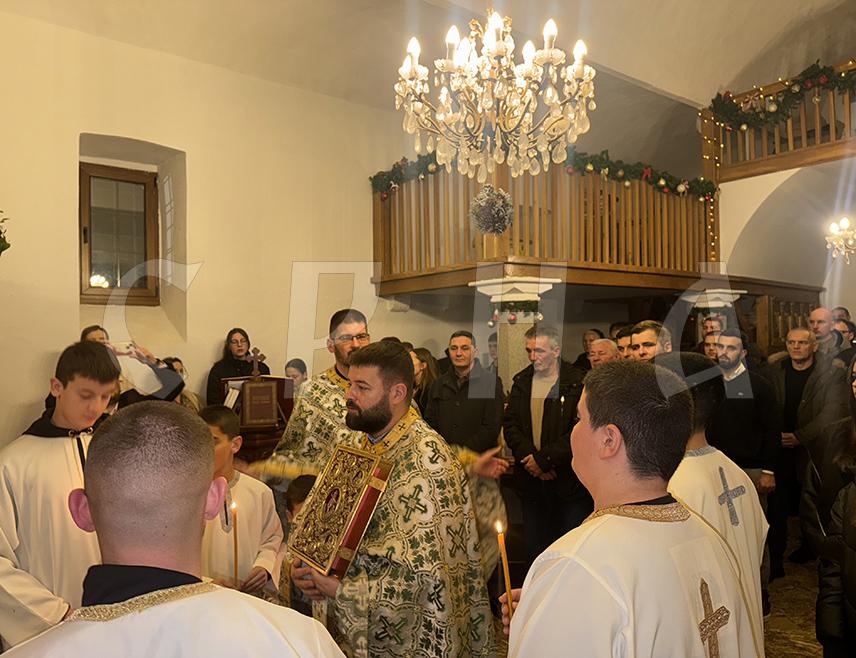 МОСTАР, 7. ЈАНУАРА /СРНА/ - У Старој цркви у Мостару, Цркви Светог Василија у Благају, Цркви Вазнесења Христовог у Бијелом Пољу и манастиру Житомислић служене су поноћне литургије којима је присуствовао велики број вјерника.