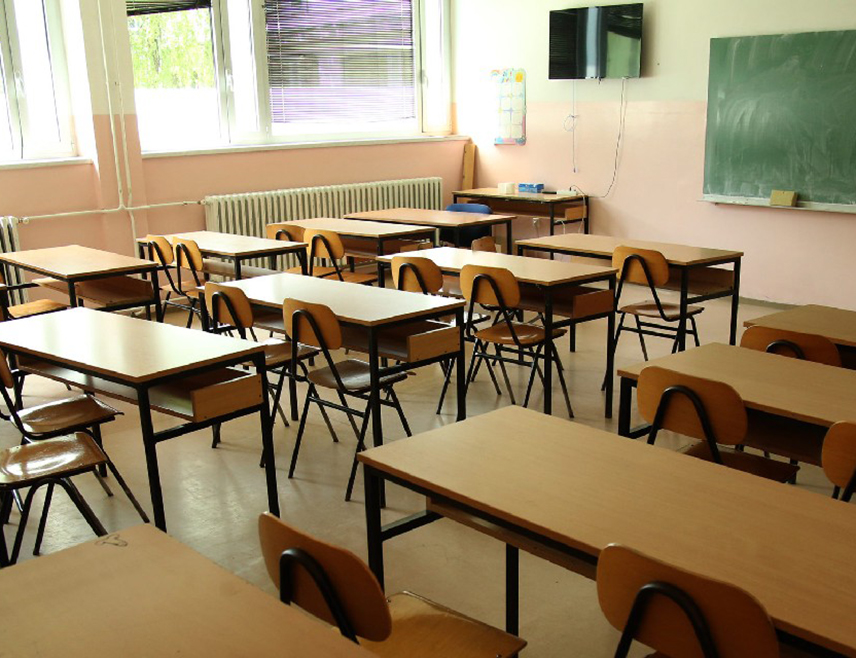 ЗАГРЕБ, 7. ЈАНУАРА /СРНА/ - У Хрватској је друго полугодиште почело данас уз нови Протокол о контроли уласка и изласка којим се одређује да се школе закључавају и да се у њих може улазити само уз најаву.