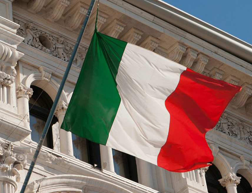 РИМ, 7. ЈАНУАРА /СРНА/ - У Италији се данас обиљежава 228. Дан државне заставе и званичници су тим поводом одали почаст италијанској "тробојци" као моћном симболу патриотизма, слободе, демократије и националног јединства.