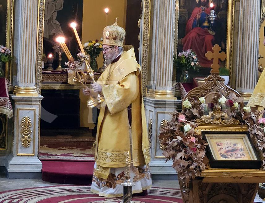 БУДИМПЕШТА, 7. ЈАНУАРА /СРНА/ - Његово преосвештенство епископ будимски Лукијан са свештенством служио је јутрос, поводом најрадоснијег хришћанског празника – Божића,  Свету архијерејску литургију у Храму Светог великомученика Георгија у Будимпешти.