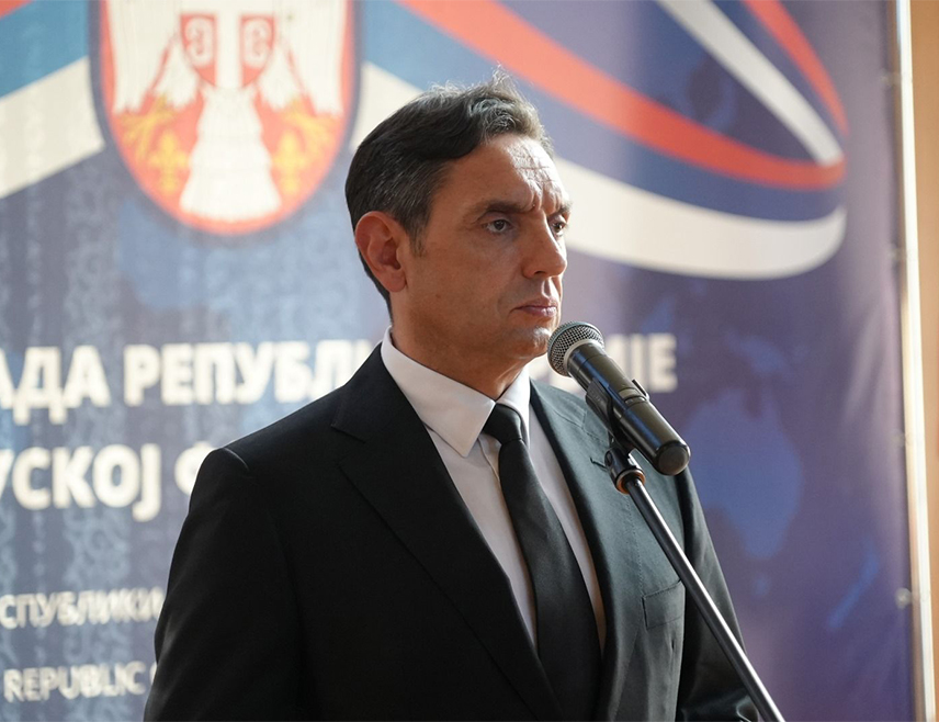 БЕОГРАД, 8. ЈАНУАРА /СРНА/ - Потпредсједник Владе Србије и сенатор Републике Српске Александар Вулин рекао је да министар одбране у Савјету министара Зукан Хелез не може спријечити Србе да прославе 9. јануар.