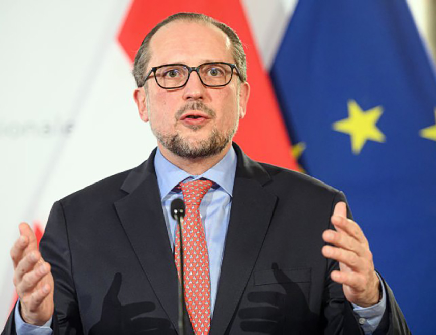 БЕЧ, 8. ЈАНУАРА /СРНА-Ројтерс/ - Министар спољних послова Аустрије Александер Шаленберг преузеће у петак, 10. јануара, дужност канцелара од Карла Нехамера, саопштено је из кабинета аустријског предсједника Александера ван дер Белена.