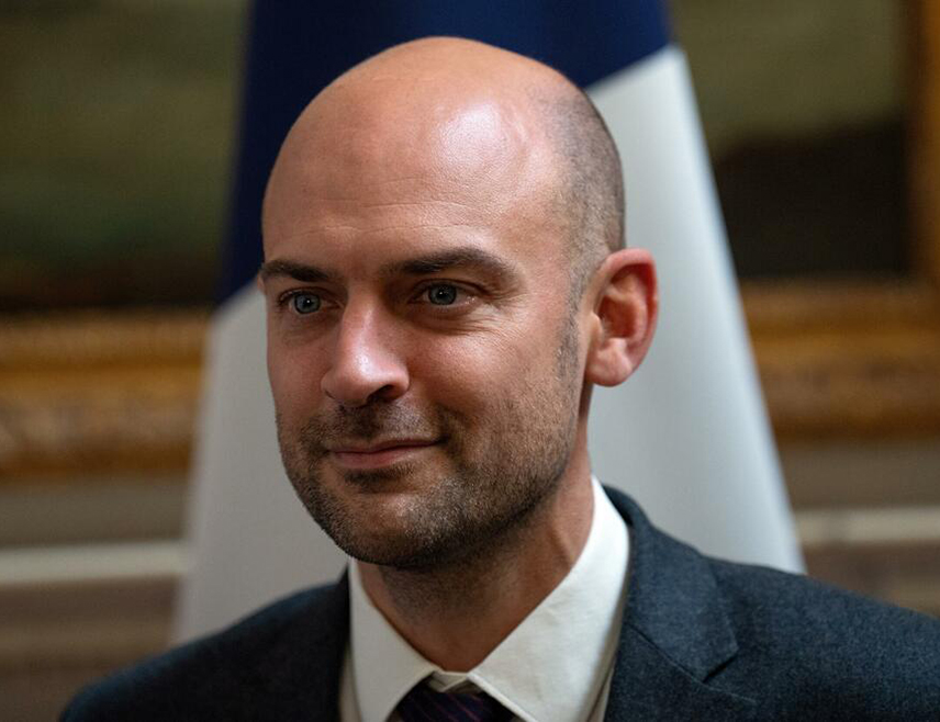 ПАРИЗ, 8. ЈАНУАРА /СРНА - РИА Новости/ - Поједине санкције ЕУ уведене Сирији могле би бити брзо укинуте уколико ометају испоруку хуманитарне помоћи, изјавио је француски министар спољних послова Жан-Ноел Баро.