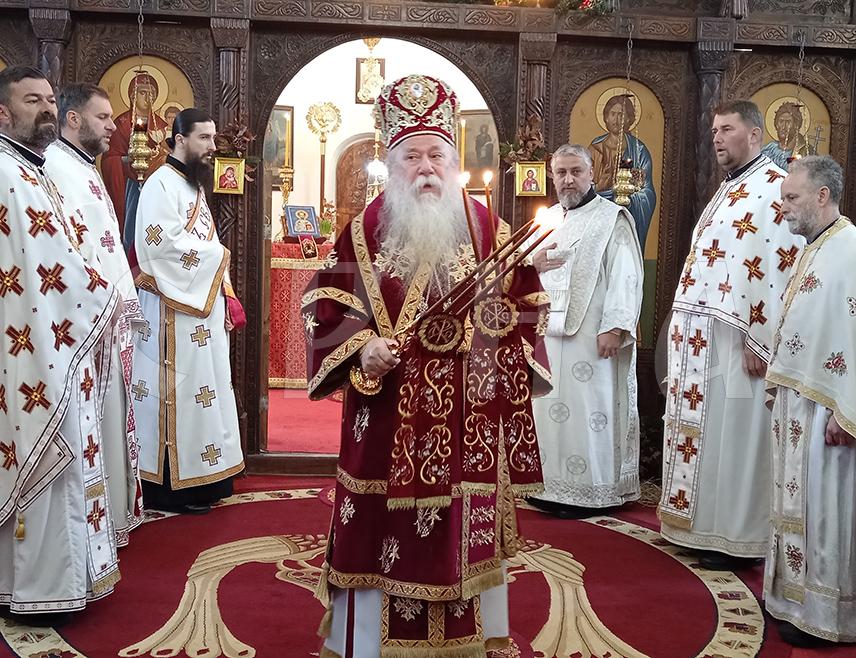 СОКОЛАЦ, 8. ЈАНУАРА /СРНА/ - Његово вископреосвештенство митрополит дабробосански Хризостом је на други дан Божића и празник Сабора Пресвете Богородице служио Свету архијерејску литургију на Сокоцу, одакле је поручио да је Богородица мајка свих крштених у име Христово.