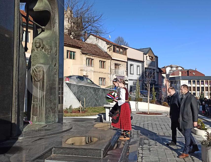 ЗВОРНИК, 8. ЈАНУАРА /СРНА/ - У Зворнику је, полагањем вијенаца на споменик за 1.080 српских бораца који су погинули у Одбрамбено-отаџбинском рату, почело обиљежавање 9. јануара - Дана Републике Српске и 33 године њеног постојања, те том приликом поручено да су за очување Српске потребни слога и јединство.