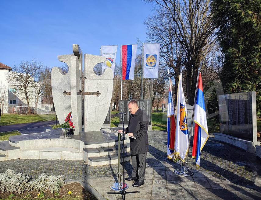 ГРАДИШКА, 8. ЈАНУАРА /СРНА/ - Република Српска налази се у једном од најтежих периода у историји и због тога српски народ треба да буде јединствен и сложан, те покаже снажну опредијељеност да сачува Српску као гарант опстанка, рекао је градоначелник Градишке Зоран Аџић након парастоса и полагања вијенаца српским борцима погинулим у Одбрамбено-отаџбинском рату поводом обиљежавања Дана Републике – 9. јануара.