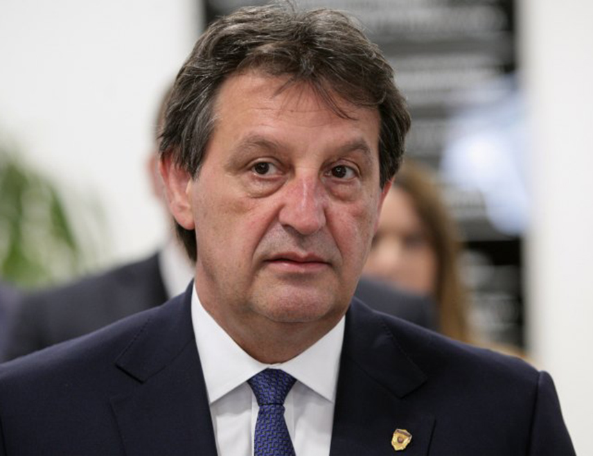 БЕОГРАД, 8. ЈАНУАРА /СРНА/ - Министар одбране Србије Братислав Гашић изјавио је да је одлука министра одбране у Савјету министара Зукана Хелеза да не дозволи лет војног авиона који би из Београда у Бањалуку превезао делегацију Министарства одбране и Војске Србије, показатељ очаја дијела бошњачког руководства и отворено непријатељског става према Србији, Републици Српској и Србима уопште.