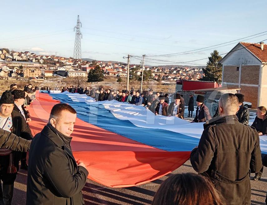СОКОЛАЦ, 8. ЈАНУАРА /СРНА/ - Застава Републике Српске дуга 200 метара и широка седам развијена је данас у улици према Војничком спомен-гробљу Нови Зејтинлик на Сокоцу, ношена рукама стотинама учесника јединственог програма обиљежавања Дана Републике - 9. јануара и 33 године њеног постојања.