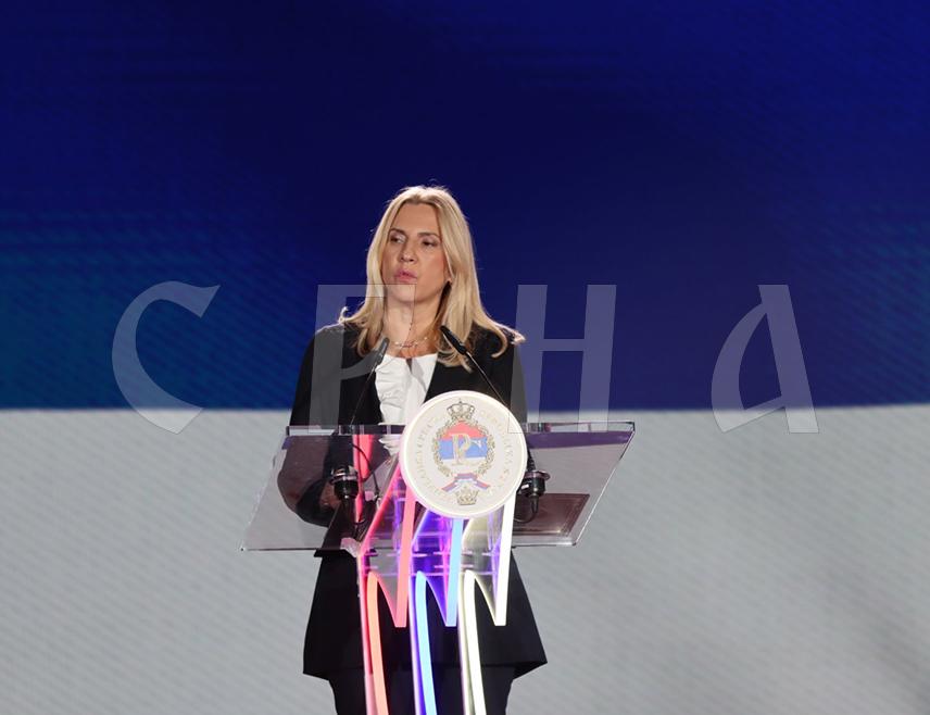 БАЊАЛУКА, 8. ЈАНУАРА /СРНА/ - Цијела Република Српска данас празнује у бојама наше најљепше тробојке у част свог рођендана, у духу слободе, љубави, жеље за напретком и свих оних вриједности којима природно тежи свака заједница и сваки појединац, истакла је српски члан и предсједавајућа Предсједништва Бих Жељка Цвијановић.