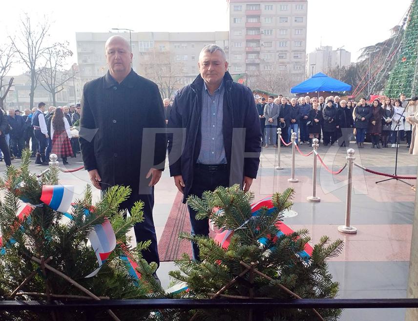 БИЈЕЉИНА, 8. ЈАНУАРА /СРНА/ - Уочи Дана Републике, 9. јануара, у Бијељини је данас одата почаст за хиљаду погинулих бораца Војске Републике Српске са подручја града који су животе уткали у темеље слободне Српске.