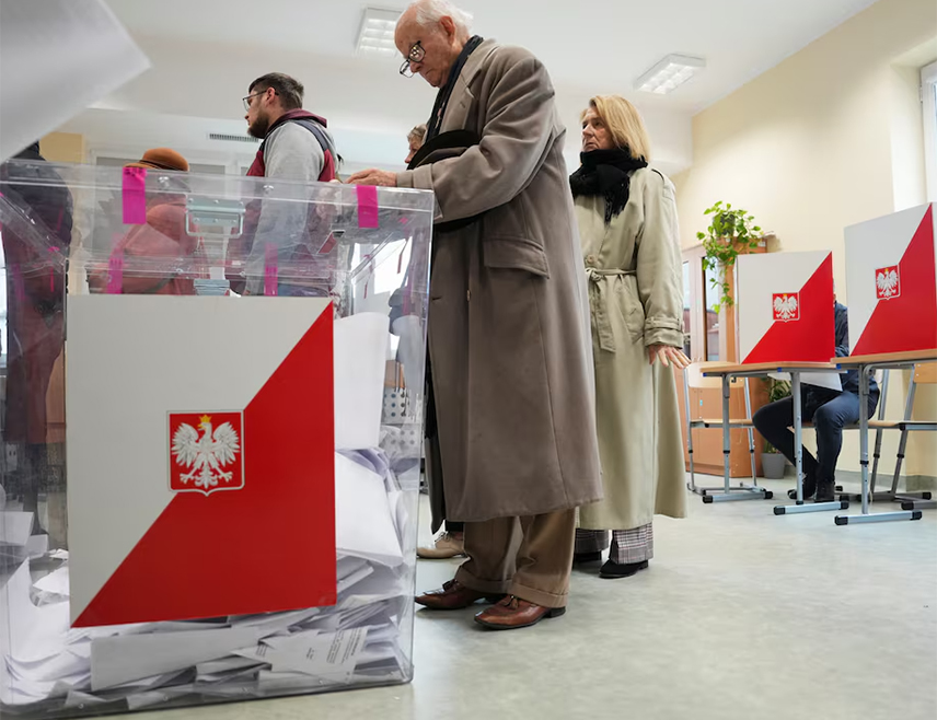 ВАРШАВА, 8. ЈАНУАРА /СРНА-РИА Новости/ - Предсједнички избори у Пољској заказани су за 18. мај, изјавио је предсједник пољског Сејма /парламента/ Шимон Холовнија, а већ је више од десет кандидата објавило да ће у предсједничку трку.