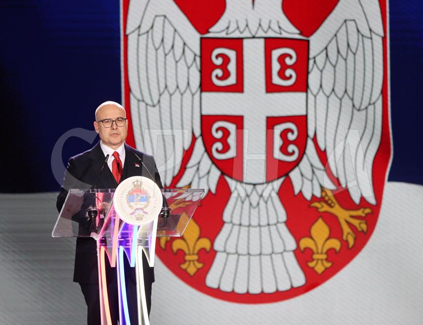 БАЊАЛУКА, 8. ЈАНУАРА /СРНА/ - Предсједник Владе Србије Милош Вучевић рекао је да се пред крај прошлог вијека пред новим таласом страдања, јавила српска слога која је сачувала домове, огњишта и изградила Републику Српску, истакавши да она није дар милости великих сила већ материјализација надања, жртава и стремљења генерација Срба који ходају овом земљом.