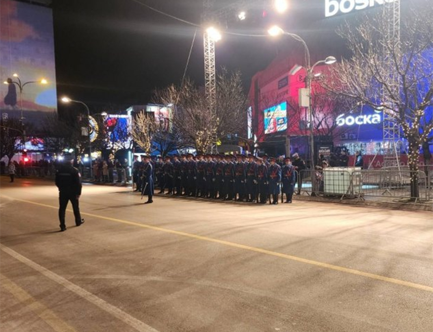 БАЊАЛУКА, 8. ЈАНУАРА /СРНА/ - Министар унутрашњих послова Републике Српске Синиша Каран изјавио је да је све спремно за сутрашњи дефиле поводом Дана Републике и да ће ове године ту бити највећи број учесника, око 3.000, од тога 800 припадника МУП-а.