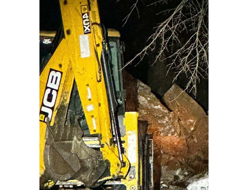 ДОБОЈ, 8. ЈАНУАРА /СРНА/ - Саобраћај на локалном путу Блатница-Очауш у општини Теслић обустављен је вечерас због одрона стијене у Кламу, саопштено је из Општинске управе.