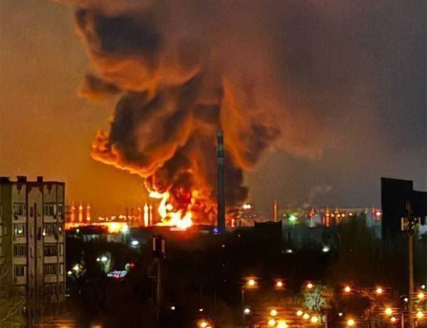 МОСКВА, 8. ЈАНУАРА /СРНА - РИА Новости/ - Најмање два ватрогасца руског Министарства за ванредне ситуације погинула су у гашењу пожара у једном предузећу у руском граду Енгелсу послије напада украјинским дроновима, изјавио је гувернер Саратовске области Роман Бусаргин.