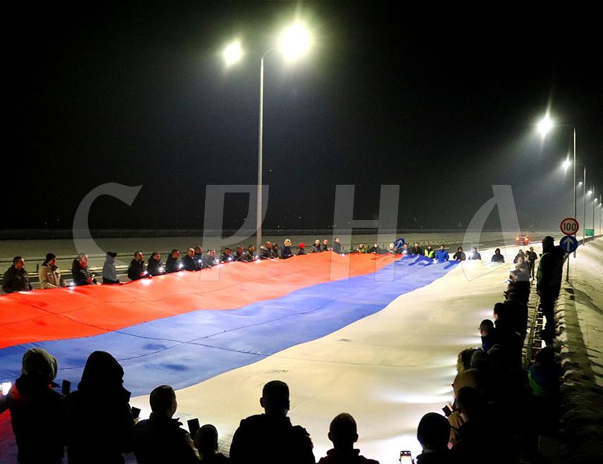 ДОБОЈ, 8. ЈАНУАРА /СРНА/ - На ауто-путу "9. јануар" вечерас је 100 младих социјалдемократа, у сусрет Дану Републике, развило заставу Републике Српске у дужини од 33 метра која симболизују 33. рођендан Српске.