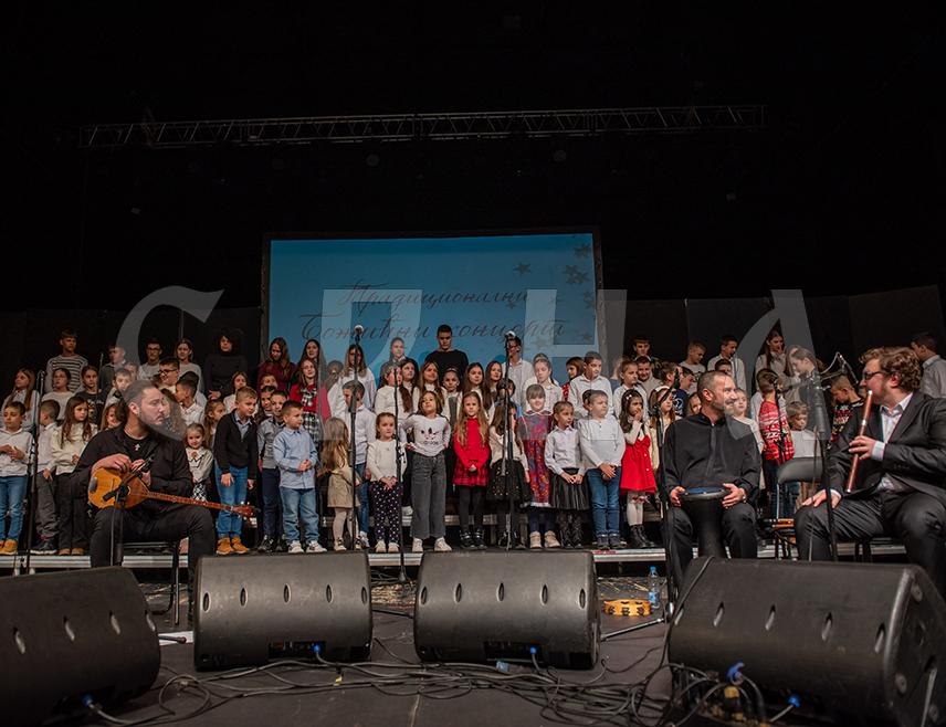 МОСTАР, 8. ЈАНУАРА /СРНА/ - У Мостару су вечерас одржани традиционални божићни пријем и концерт и овом приликом послате су поруке мира и суживота.