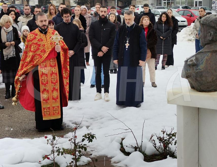 ДОБОЈ, 9. ЈАНУАРА /СРНА/ - У порти Цркве Рођења Пресвете Богородице Добоју данас је поводом Дана Републике - 9. јануара служен помен и положен вијенац код спомен-бисте Споменка Гостића, најмлађег одликованог борца Војске Републике Српске.