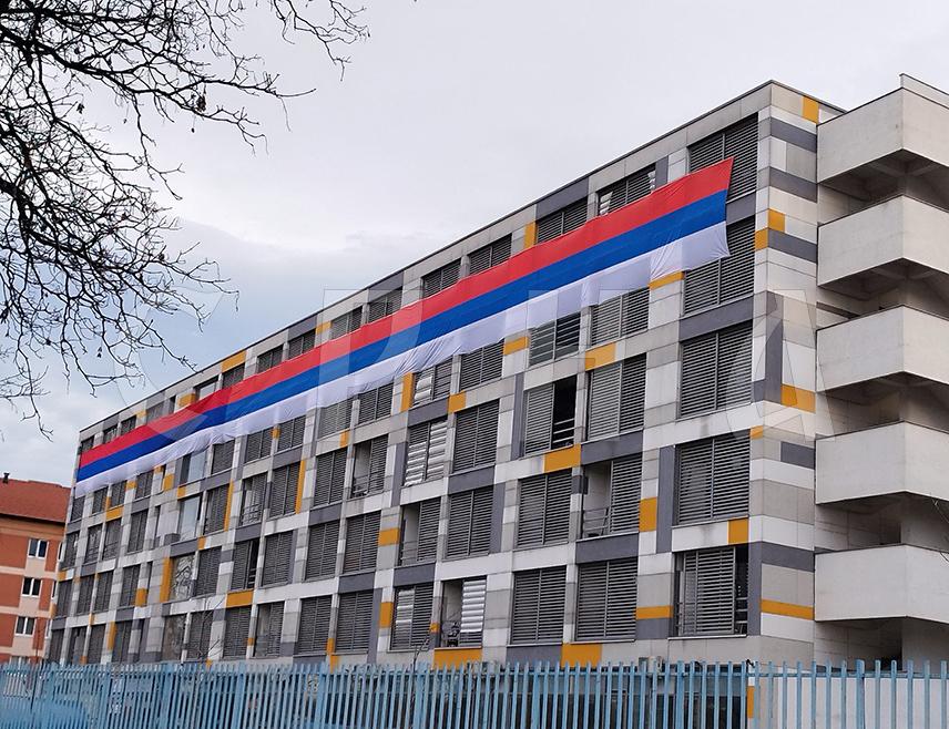 БАЊАЛУКА, 9. ЈАНУАРА /СРНА/ - У Кампусу Универзитета у Бањалуци истакнута је велика застава Републике Српске у част Дана Републике - 9. јануара.