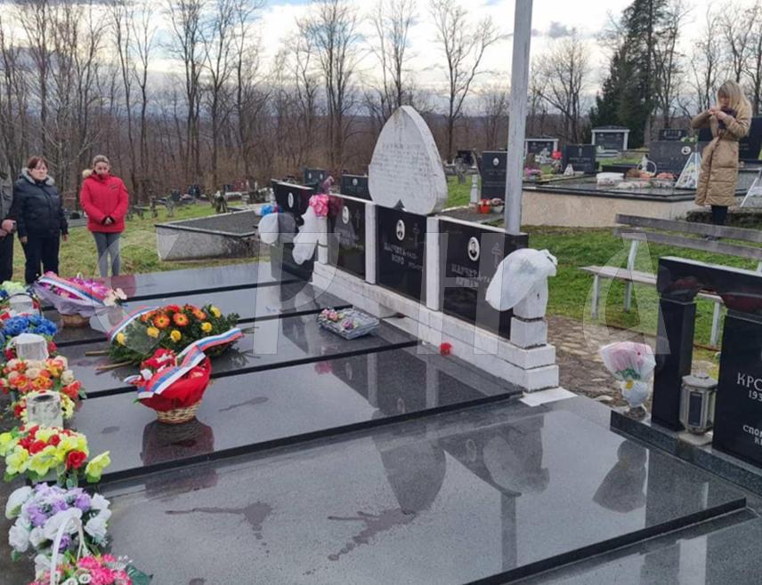 НОВИ ГРАД, 9. ЈАНУАРА /СРНА/ - Парастос за браћу Марчета, страдале у минулом рату, данас је на мјесном гробљу Липа у Сводни код Новог Града служио парох свођански Зоран Благојевић.