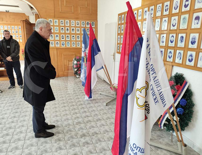 БРАТУНАЦ, 9. ЈАНУАРA /СРНА/ - У спомен-соби у Братунцу данас је  положено цвијеће и одата почаст погинулим војницима и цивилима, а у Дома културе одржана је свечана академија посвећена 9. јануару - Дану Републике.