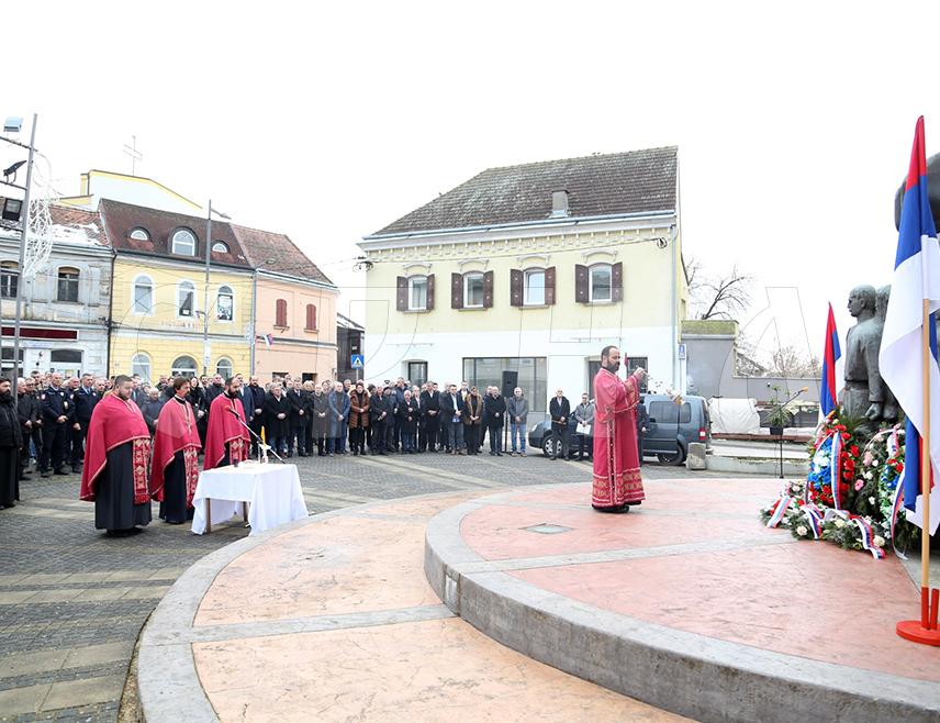 ДЕРВЕНТА, 9. ЈАНУАРА /СРНА/ - У Дервенти је Дан Републике обиљежен молитвеним поменом и полагањем вијенаца на Централно спомен-обиљежје погинулим борцима Одбрамбено-отаџбинског рата, те свечаним пријемом који је уприличио градоначелник Игор Жунић.