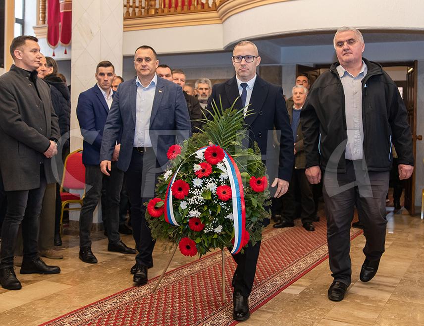 ПРЊАВОР, 9. ЈАНУАРА /СРНА/ - Дан и крсна слава Републике Српске у Прњавору су обиљежени парастосом у Спомен-храму Цара Лазара на Вучијаку и полагањем вијенаца код спомен-плоче са именима 626 бораца из Прњавора погинулих у протеклом Одбрамбено–отаџбинском рату.