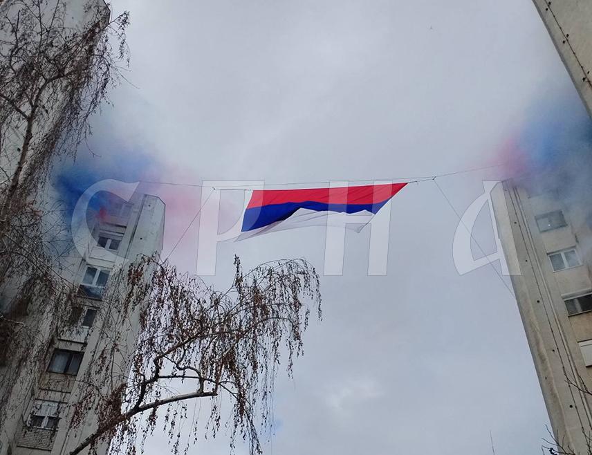 БИЈЕЉИНА, 9. ЈАНУАРА /СРНА/ - Осмометарска српска тробојка завијорила је међу врховима бијељинских солитера као честитка припадника Горске службе спасавања /ГСС/ у Бијељини за Дан Републике - 9. јануар.