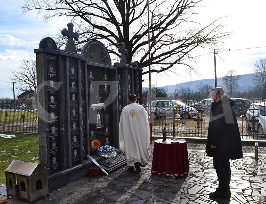 МОДРИЧА, 9. ЈАНУАРА /СРНА/ – Поводом Дана Републике Српске, у Скугрићу код Модриче данас је служен парастос и положено цвијеће на споменик борцима Требавске бригаде и Војне полиције Првог крајишког корпуса, који су дали животе за Републику Српску.