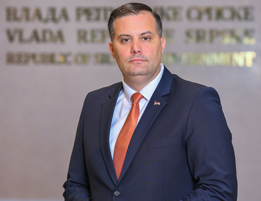 БАЊАЛУКА, 9. ЈАНУАРА /СРНА/ - Министар за просторно уређење, грађевинарство и екологију Републике Српске Бојан Випотник изјавио је да се окупљањем око Српске, тог заједничког огњишта чија је прва искра планула на данашњи дан прије 33 године, показује одлучност и спремност да се то огњиште брани знањем, љубављу, радом и слогом, чувајући завјет оних који су за њу положили животе.