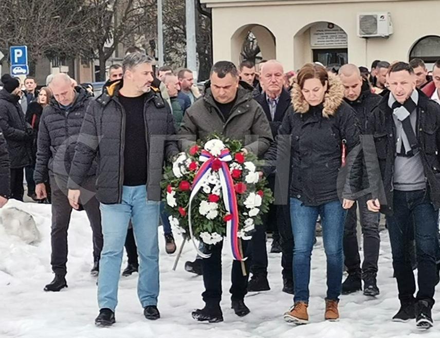 ДОБОЈ, 9. ЈАНУАРА /СРНА/ - Посланик СНСД-а у Народној скупштини Републике Српске Данијел Јошић данас је поводом Дана Републике - 9. јануара положио вијенац код спомен-бисте Споменка Гостића, најмлађег одликованог борца Војске Републике Српске, која се налази у порти Цркве Рођења Пресвете Богородице у Добоју.